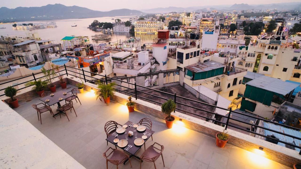 Hotel Lake Paradise Udaipur Exteriör bild